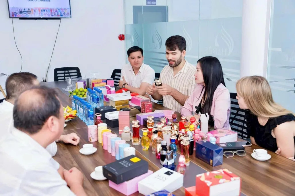 Đoàn đến nhà máy kiểm tra nước hoa GOODCHARME trước khi xuất khẩu sang Nga.