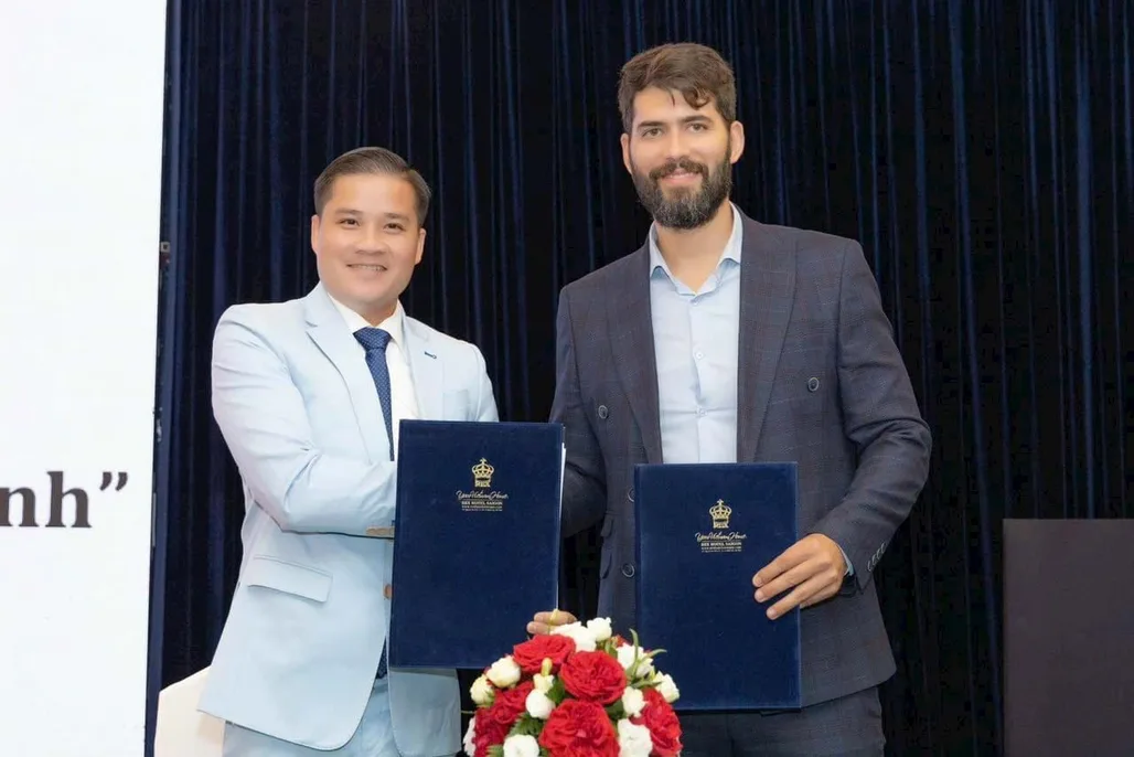 Ông Võ Sỹ Đạt - Chủ tịch Công ty cổ phần Charme Perfume và đại diện TP. Saint Petersburg đã ký kết các thỏa thuận hợp tác.