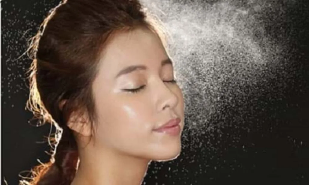 bạn nên xịt khoáng để cấp lại ẩm cho da ngay nhé. 