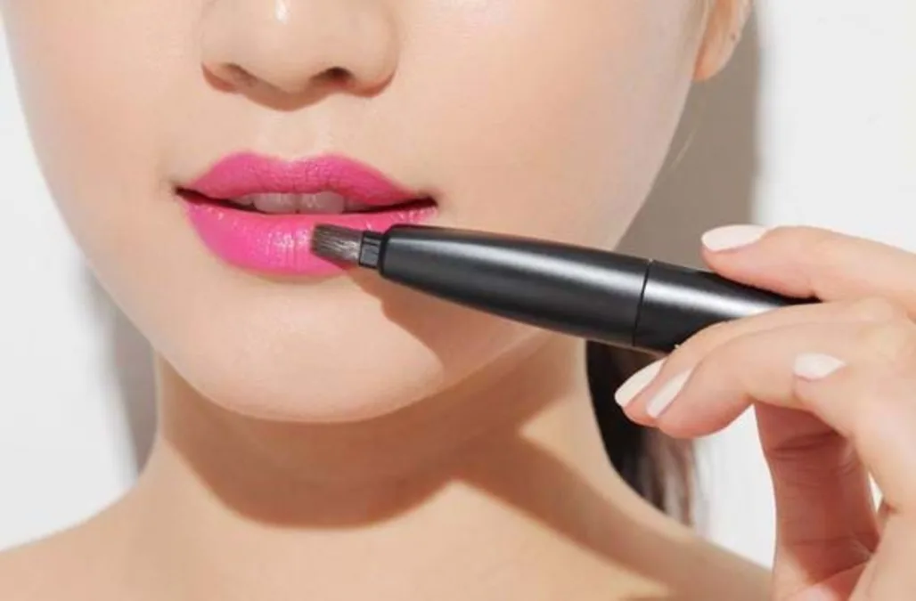 Giải mã cách đánh son lâu trôi bền màu suốt cả ngày của hotgirl Hàn