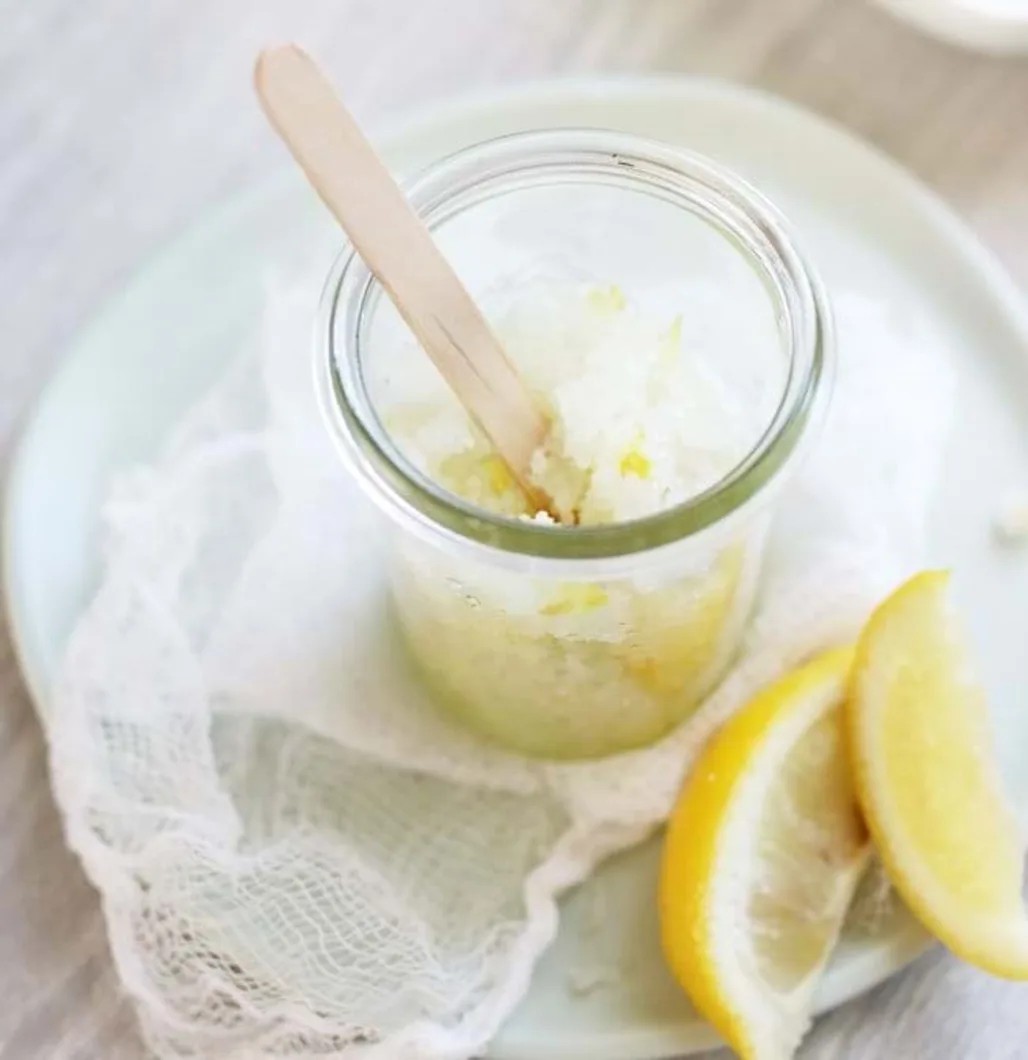 4 Cách tẩy tế bào chết môi tại nhà từ những nguyên liệu có ngay trong bếp!