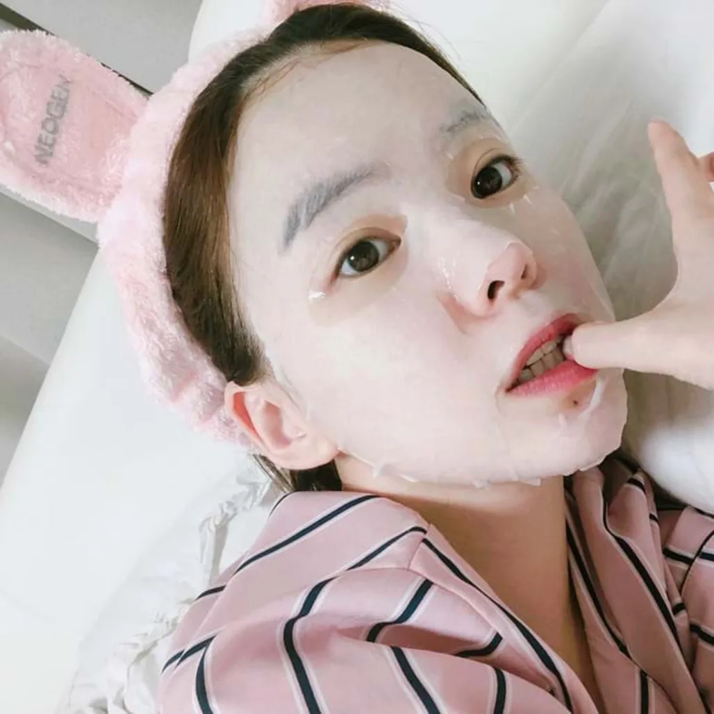 Đắp mặt nạ giấy xong có nên rửa lại không, 80% mọi người đang làm sai bảo sao da mãi vẫn xấu